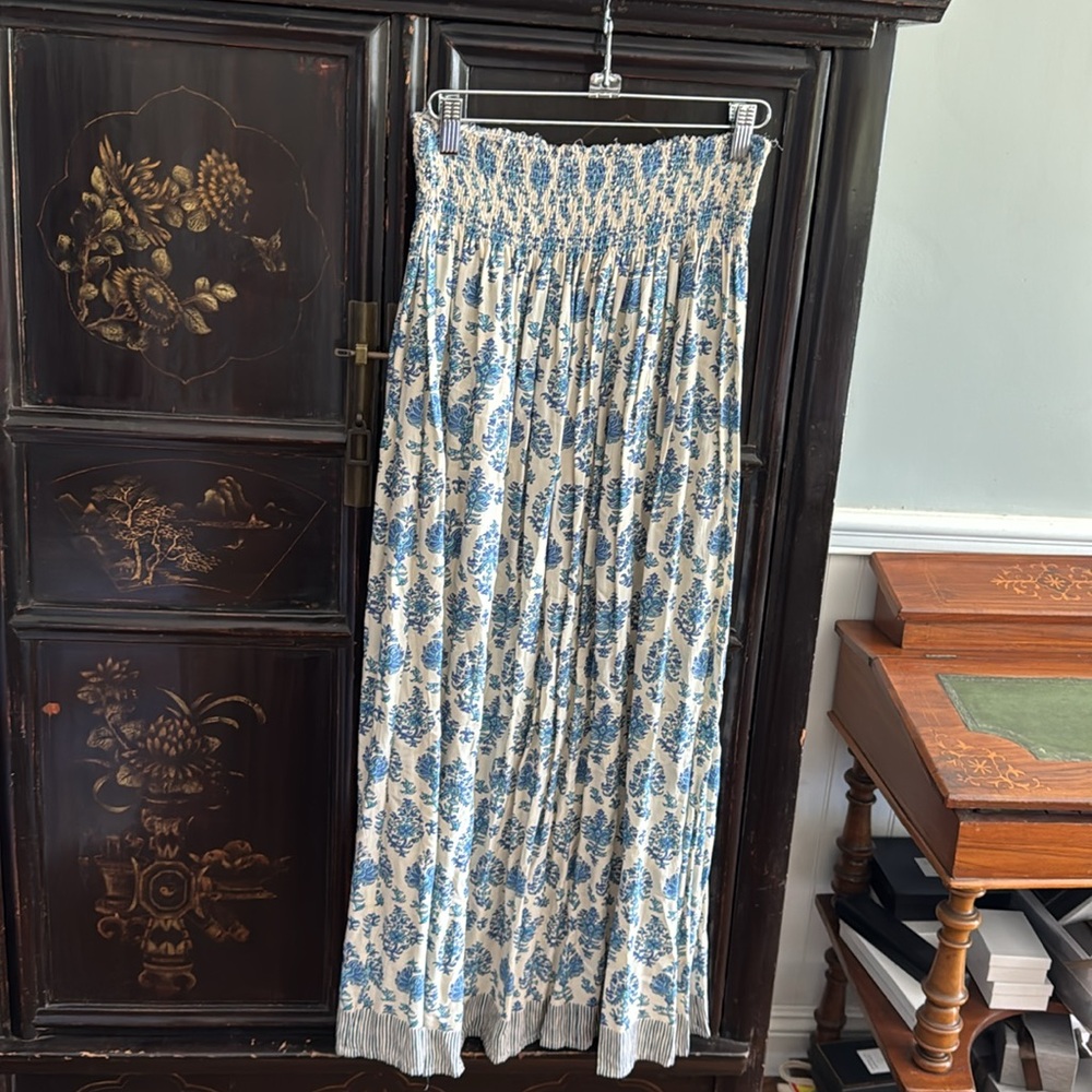 Natalie Martin White and Gray Maxi A-Line Skirt with Smocked Waist - Picture 2 of 5